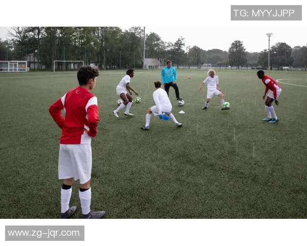 在星光下的吻别散步舞动与足球明星的浪漫邂逅